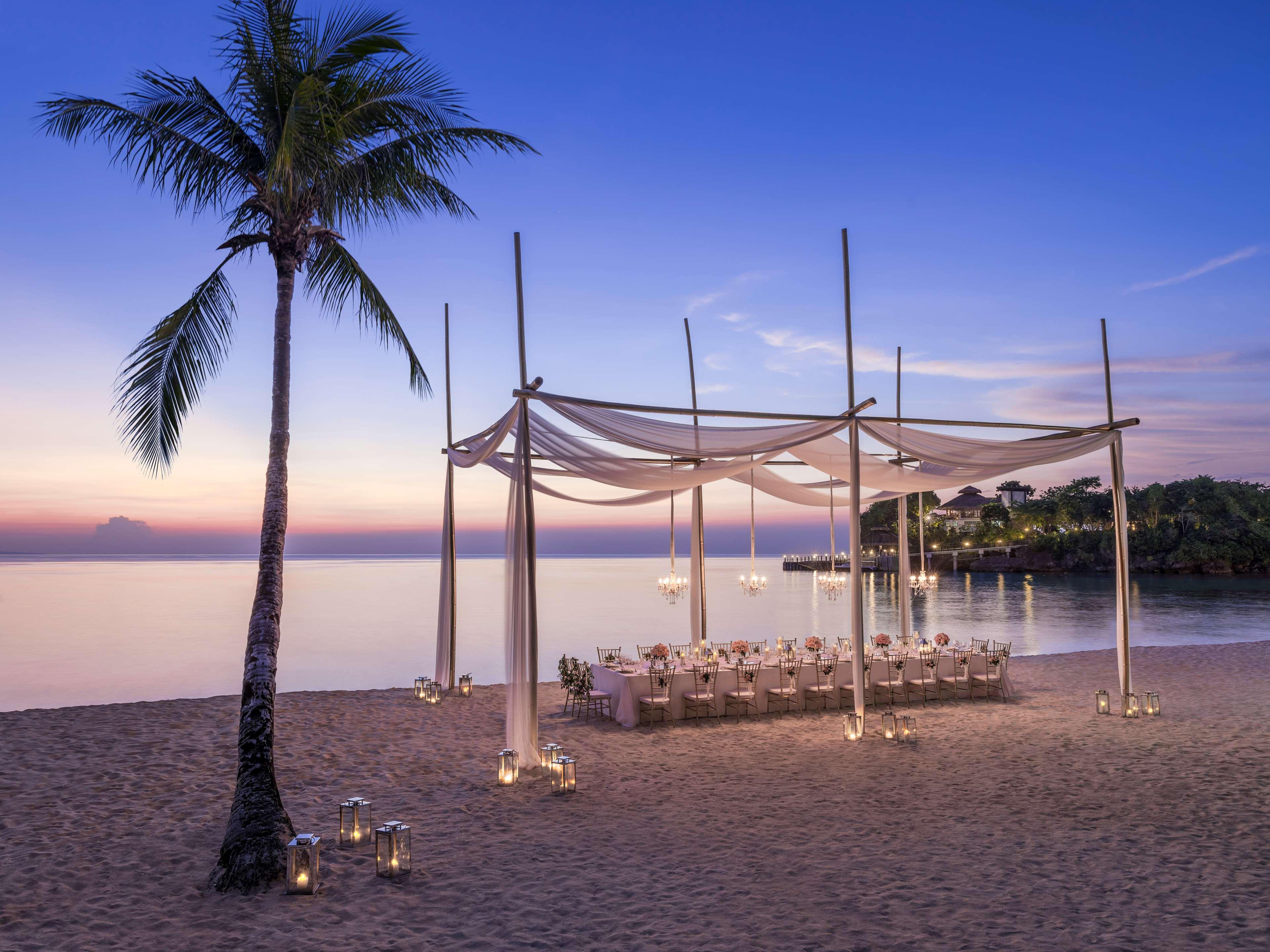 Shangri-La Boracay Exteriér fotografie Beachfront dining at The Shore