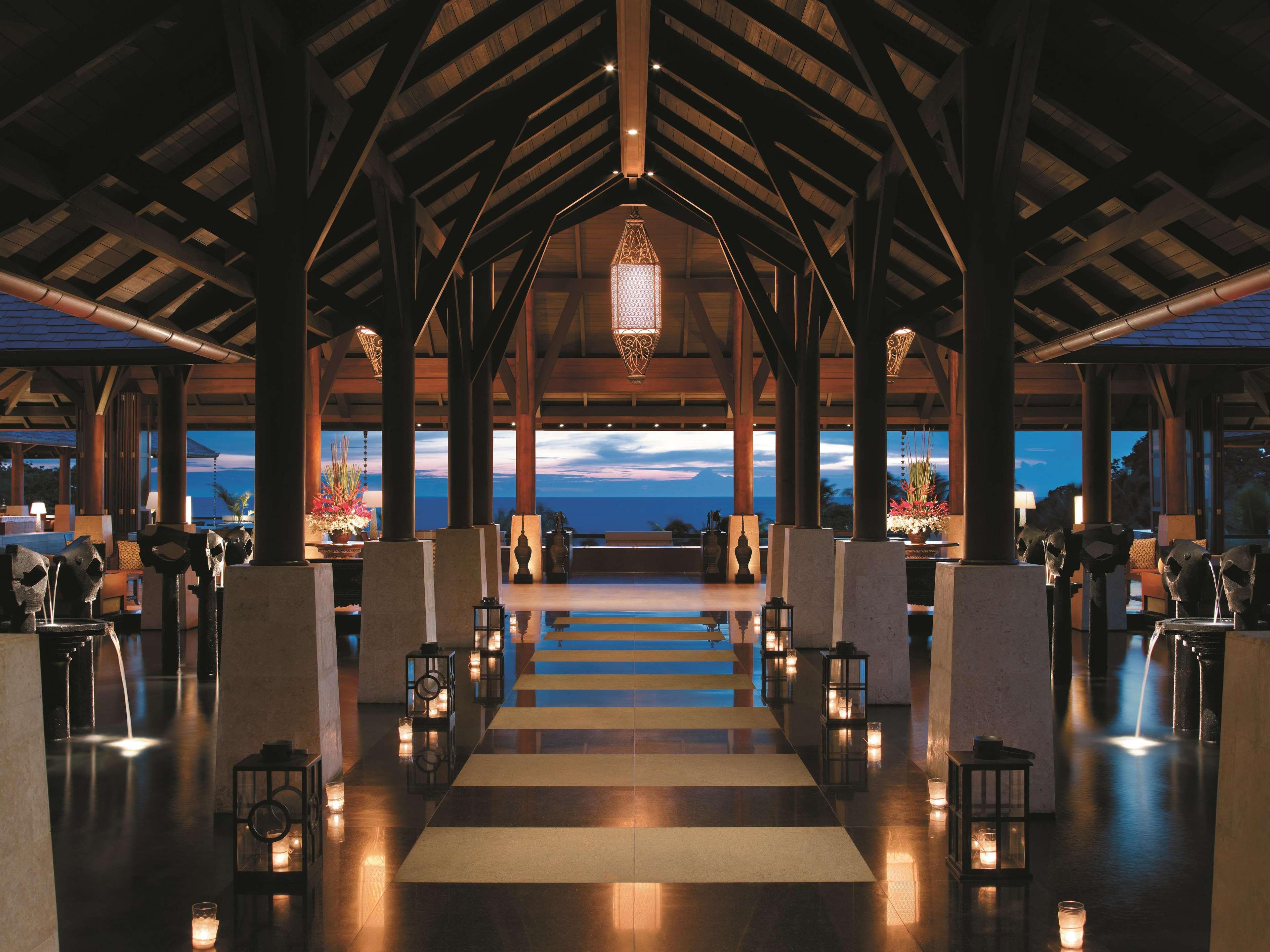 Shangri-La Boracay Exteriér fotografie The lobby at the Four Seasons Resort Maldives at Landaa Giraavaru